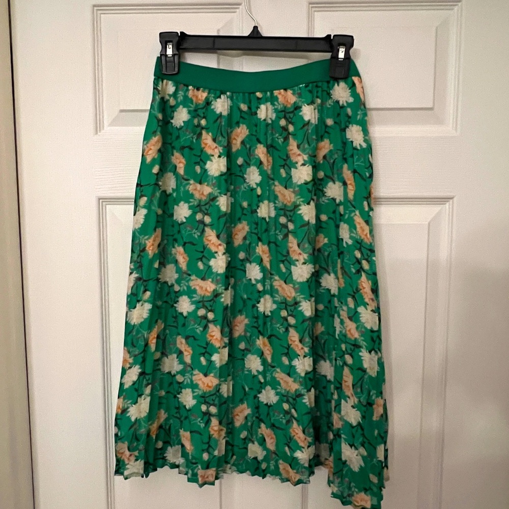 Old Navy green floral pleated skirt